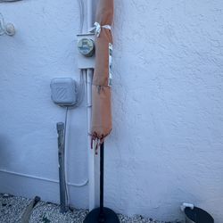 Sombrilla de patio con su base