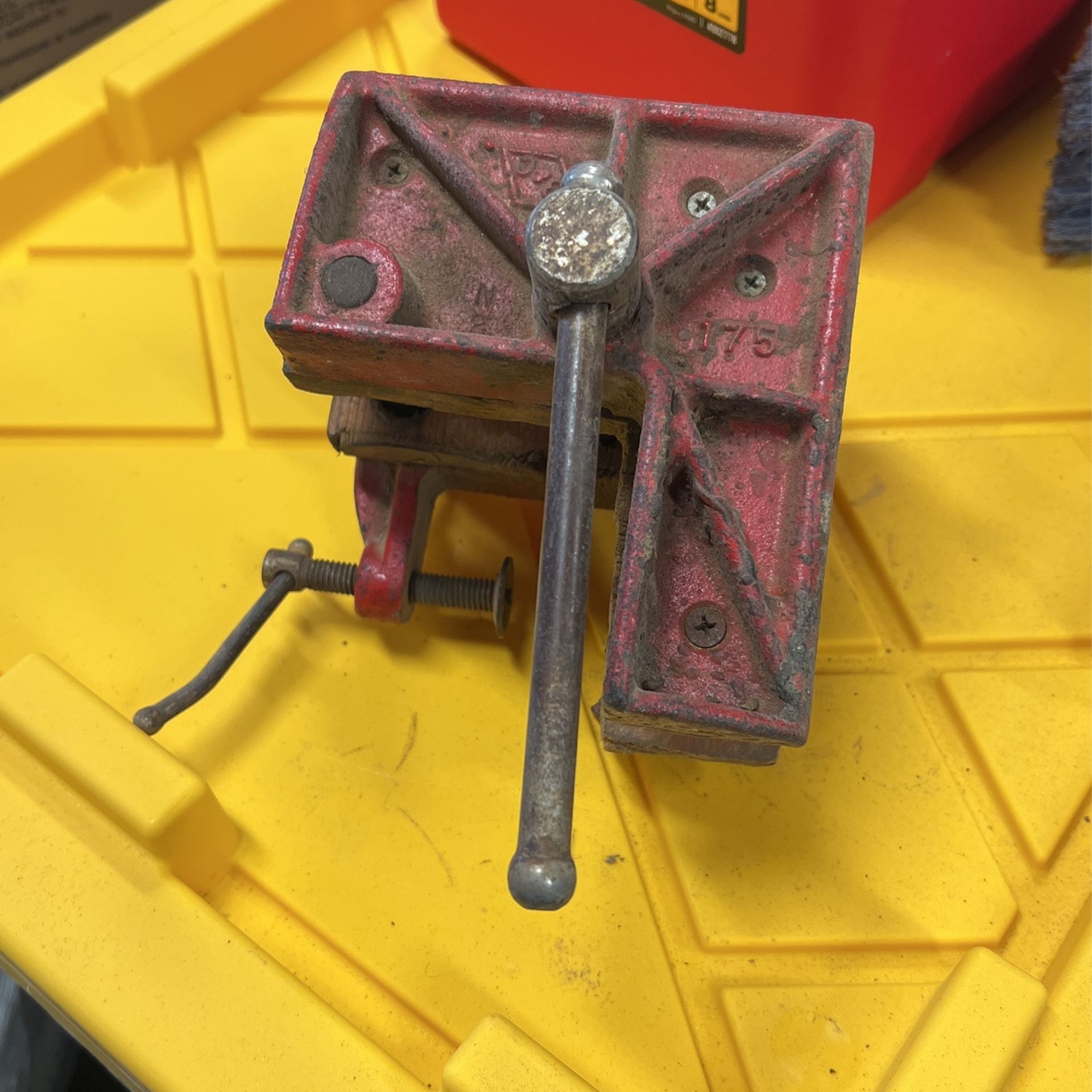 Vintage Brink & Cotton B&C 175 Wood Vise Table Mount Cast Iron Corner Vice