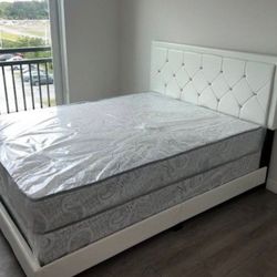 Queen mattress regular set with box spring ( 2pc brand new) 