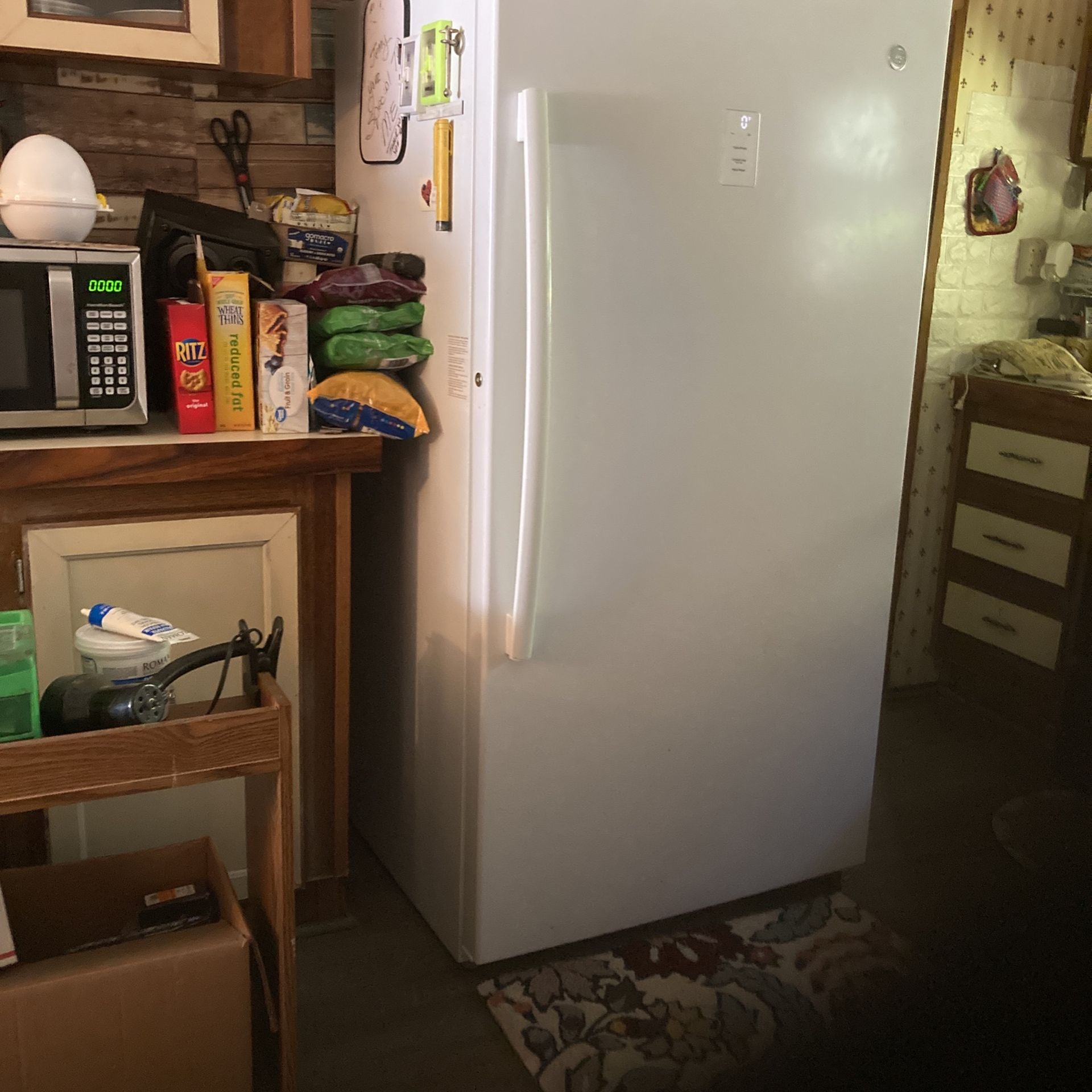 17.5 Freezer G E 6 Month Old White