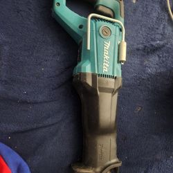 Makita Saw With Battery 