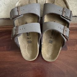 New Kid Birkenstock Size 33 . Brown Color.