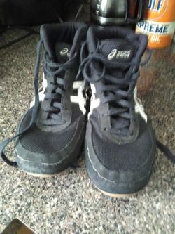 Asics wrestling sneakers good condition size 10/1/2