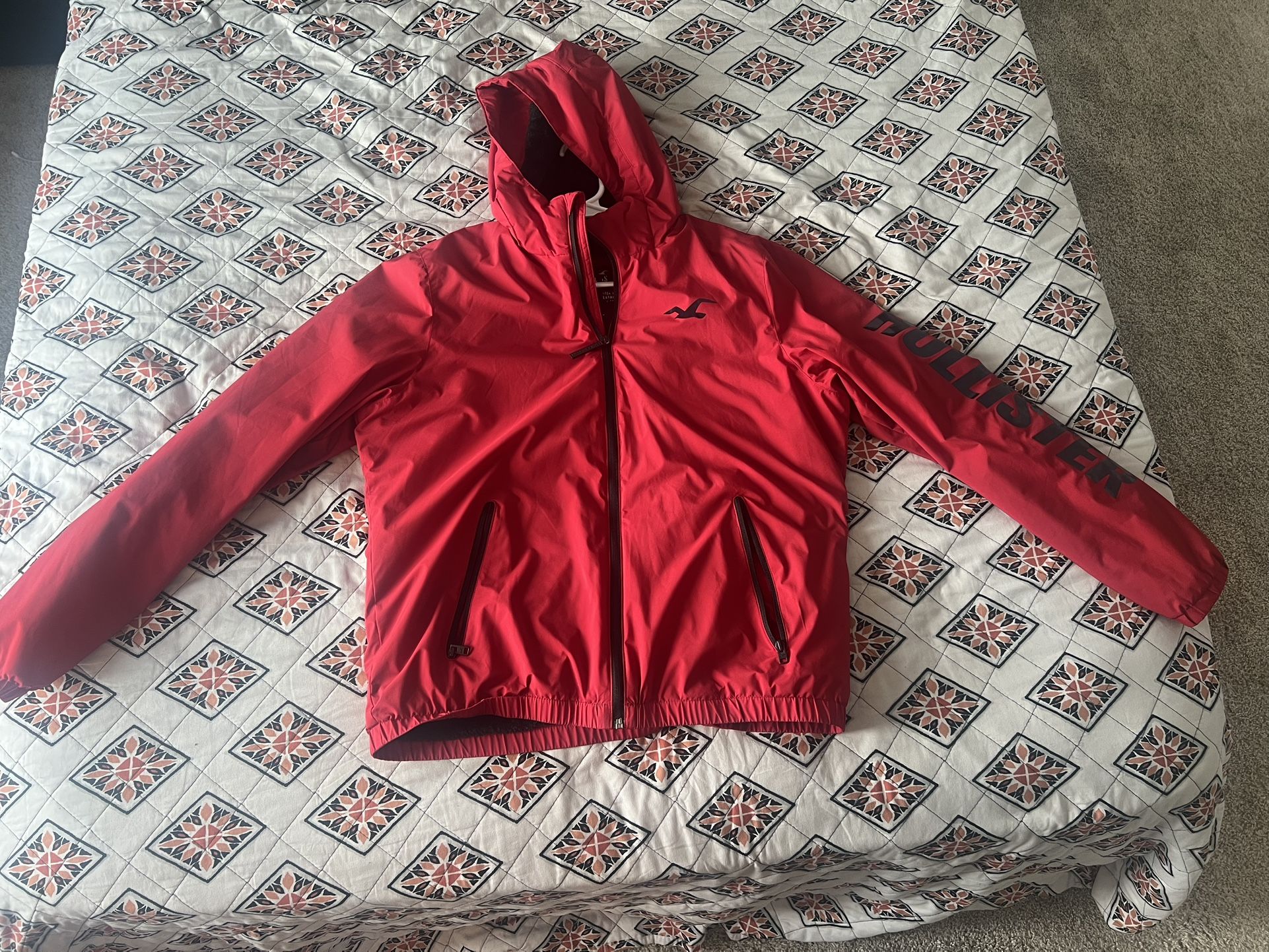 Hollister Ultra-Warm Red Fleece Hoodie – Snow-Ready, Thermal-Lined Comfort”