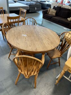 Large round oak wood dining table and chairs (in store)