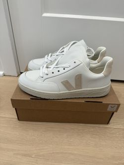 NEW in box VEJA V-12 Leafher White Sable Women’s Sneakers Shoes Size 39 EUR US Fits US 8 - 9