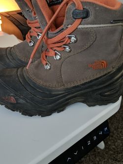 Boys size 2 snowboots