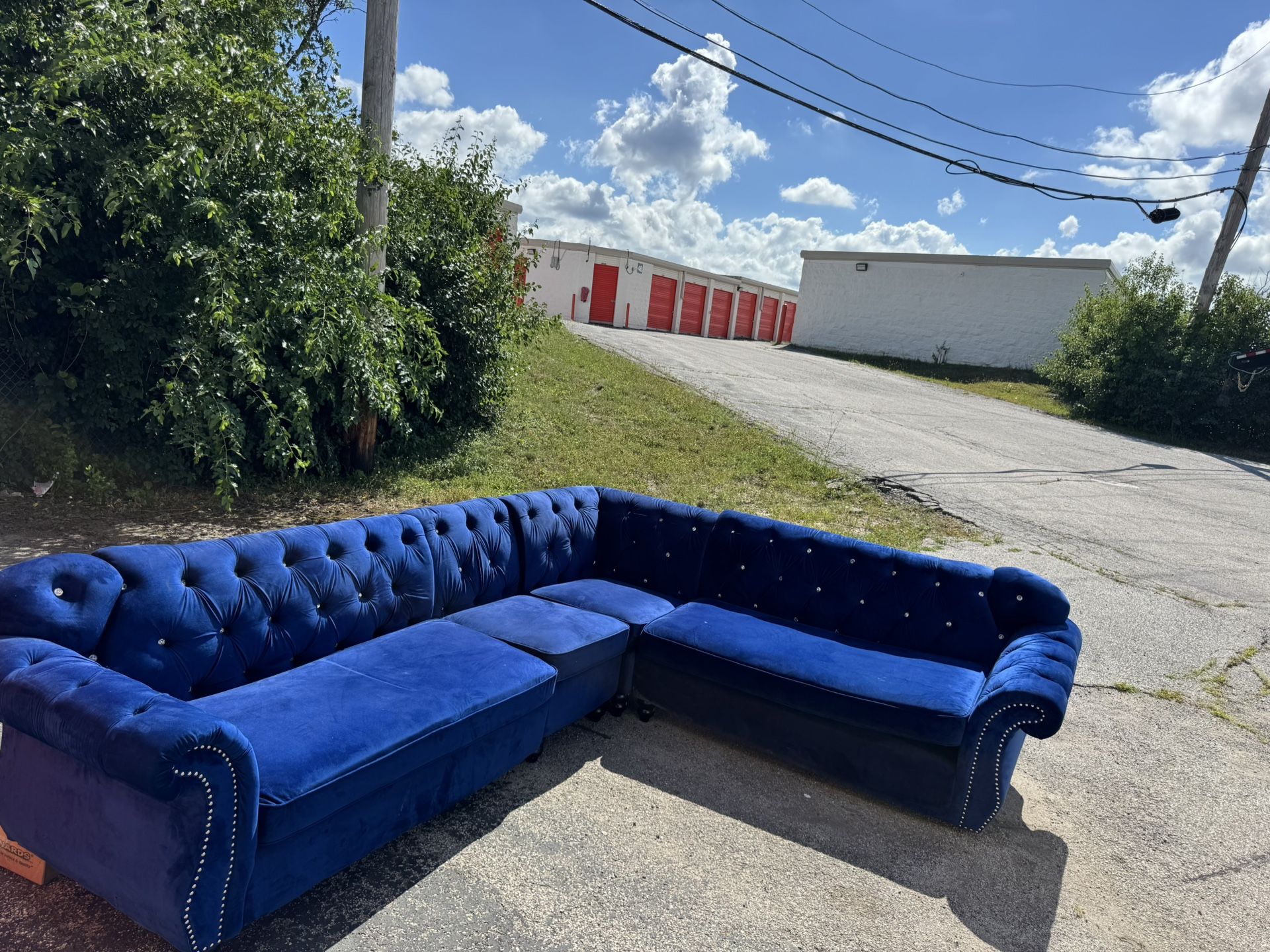 🛋️ Royal Blue Velvet Sectional Sofa – Chesterfield Style