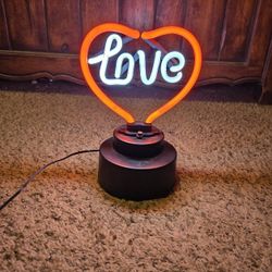 (Pre-owned) Neon Heart/Love Sign