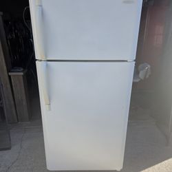 Frigidaire 18.4 Cuft Refrigerator with Top Freezer