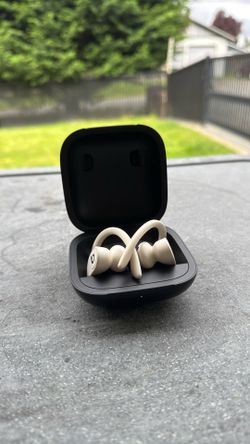 White Powerbeats Pro Wireless Earbuds – Great Condition 