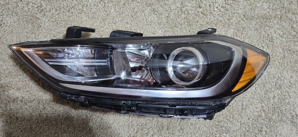 2017-2018 Hyundai Elantra Halogen Left Side Headlight Assembly OEM