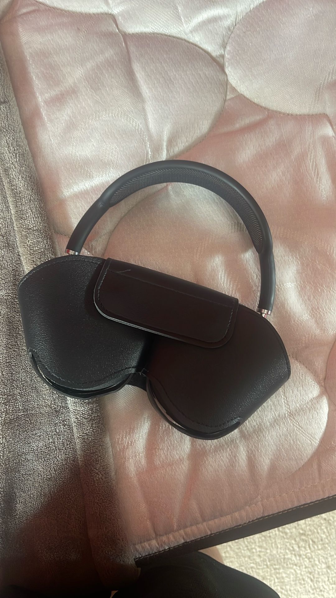 air pod pro maxs headphones( i think) one of my friends gave me this thing
