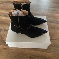New! Things II Come Booties Size 6