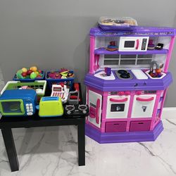 $40 Girls Kitchen With Accessories 