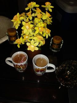 LOVELY AMBER 4 CANDLES AND WINE GLASS WITH VASE AND FLOWERS