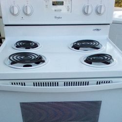 WHITE ELECTRIC STOVE IN BEAUTIFUL CONDITION 
