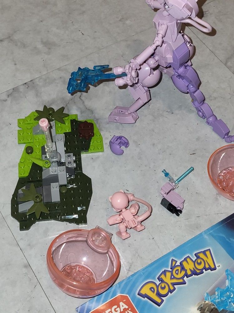 Mega Construx Pokemon Mew vs. Mewtwo Clash 2018 FVK77 New Sealed 341 Pieces  8+