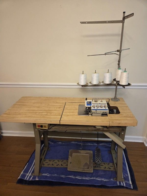 Juki Mo-2516 Overlock/ Serger Industrial Sewing Machine