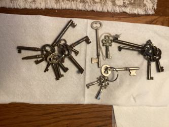 ANTIQUE METAL KEYS (22)
