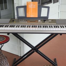 Yamaha Keyboard / Organ with Stand