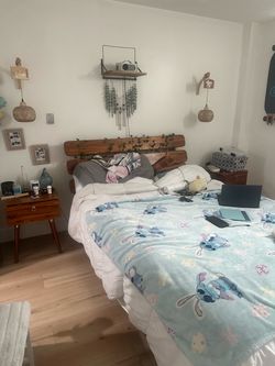 QUEEN SET/NO MATTRESS $300
