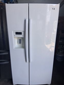 GE side by side fridge fully functional
