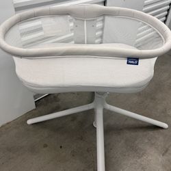 Halo swivel bassinet 