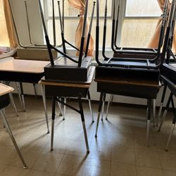 12 # Vintage School Desk – Retro Metal & Wood Student Desk