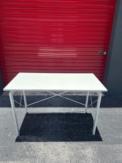 WHITE DESK / IN GREAT CONDITION/ DELIVERY NEGOTIABLE