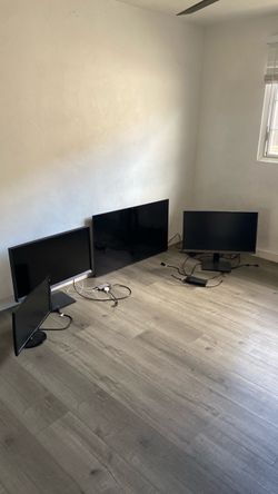 2 flat screen TVs, 60 inch and 48 inch. 2 monitors: 24 inches both. 1 18 inch monitor.