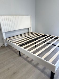 Base de cama tamaño Queen con cabecera acolchada en terciopelo y diseño acanalado vertical