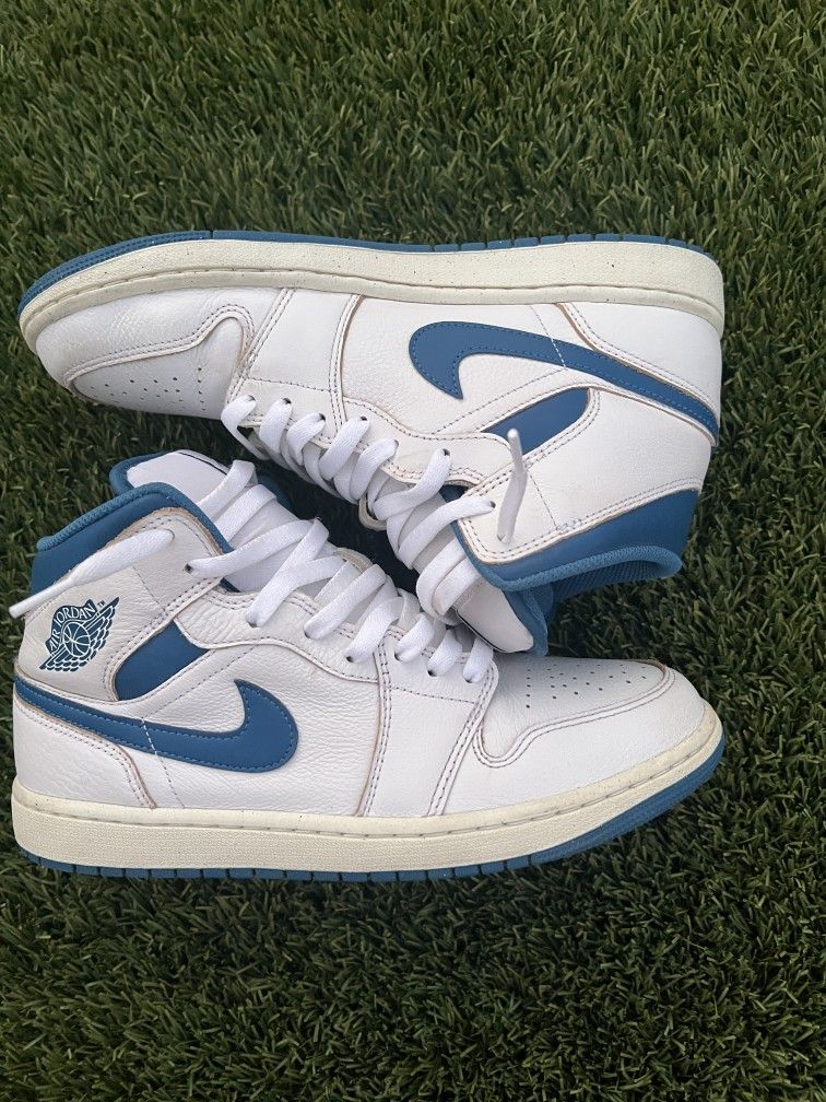 Jordan 1 Mid / Size 9/
White/Industrial Blue/Sail
Box Included
Great Condition