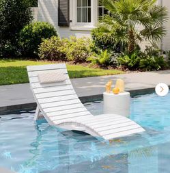 Foldable outdoor chaise lounge