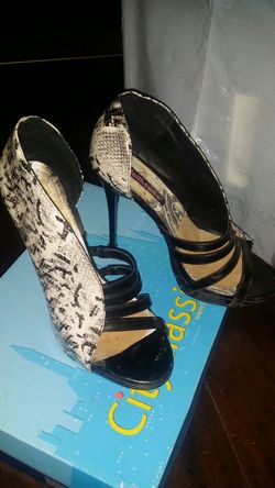Size 7 1/2 (fits 8)
