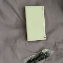Polar White Nintendo DS Lite - comes with charger