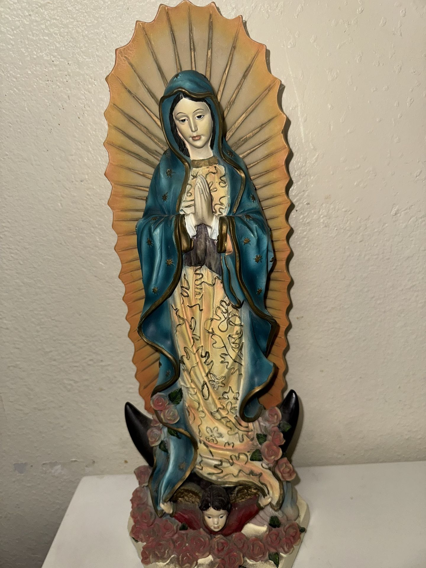 estatua de la Virgen de Guadalupe