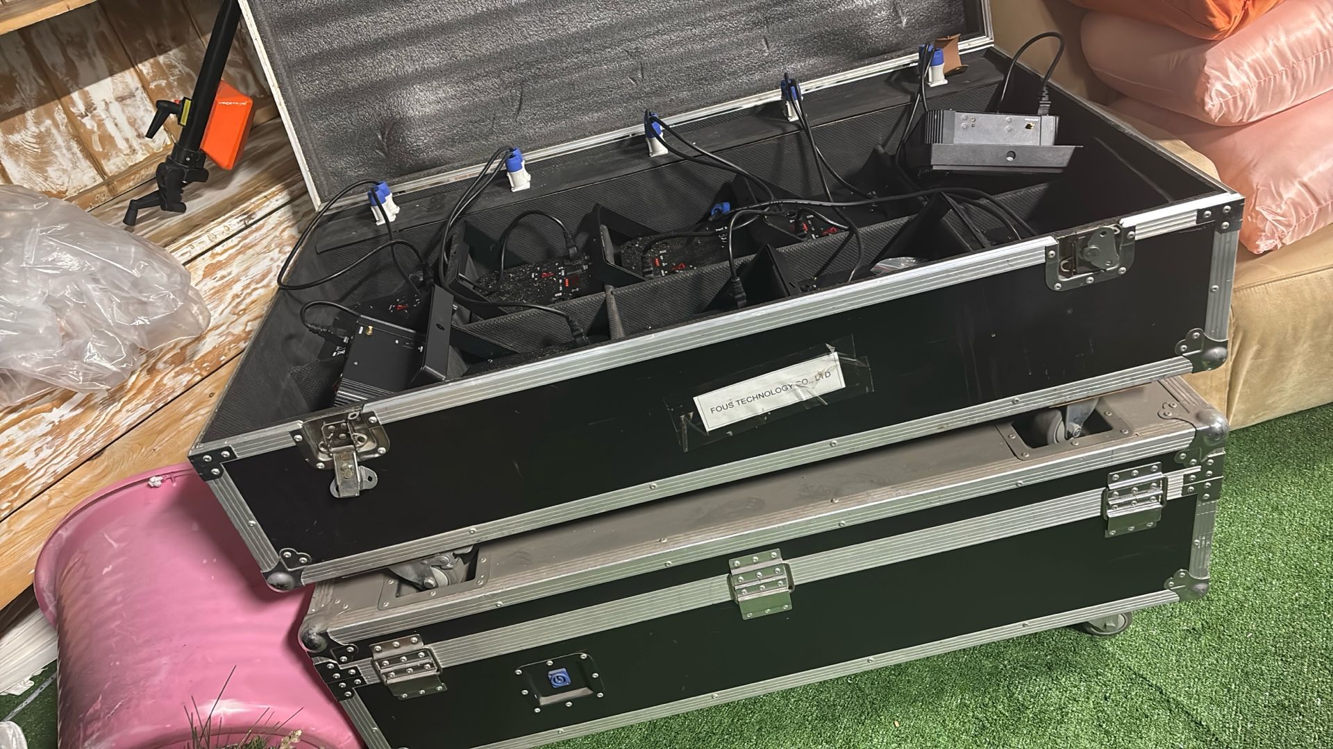 LED UPLIGHTS AND CASE