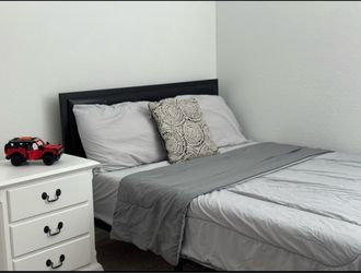 Queen bed frame + 12” Zinus tea tree memory foam mattress