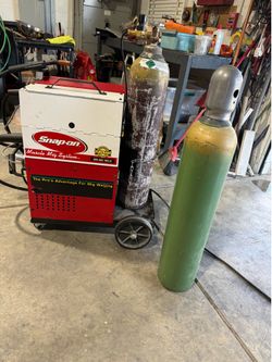 Snap-on MM140SL Muscle MIG Welder - 140 Amp Wire Feed Comes with Two Tanks of Gas