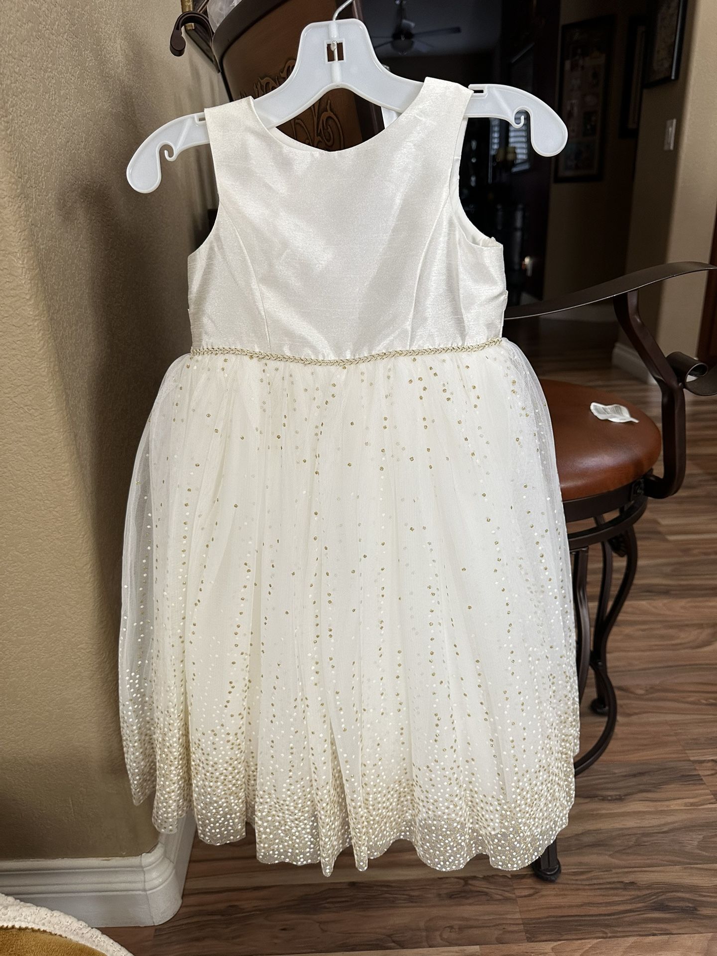 New Girls dress (flower Girl) Size 4