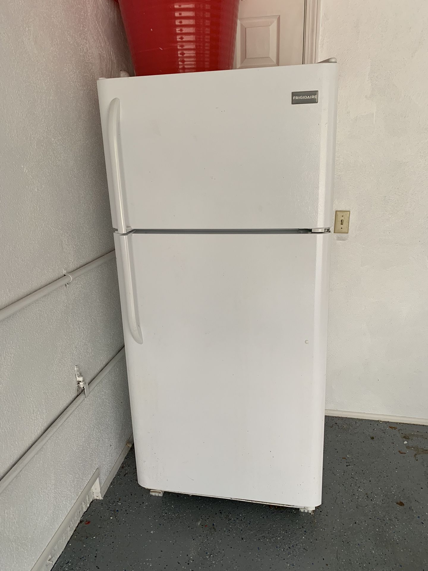 Frigidaire Full Size Refrigerator With freezer 