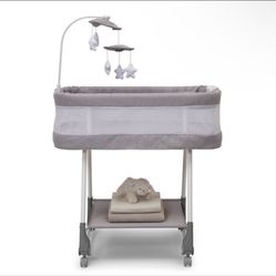 Help your baby (and yourself!) get some much-needed sleep with the Shooting Star Rocking Bassinet with Air Flow Mesh by Simmons Kids. With soothing vi