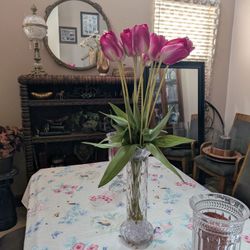 ANTIQUE VICTORIAN TALL CLEAR ART GLASS VASE 17 3/4" TALL FLUTED TOP With Tullips 3ft Tall Spring