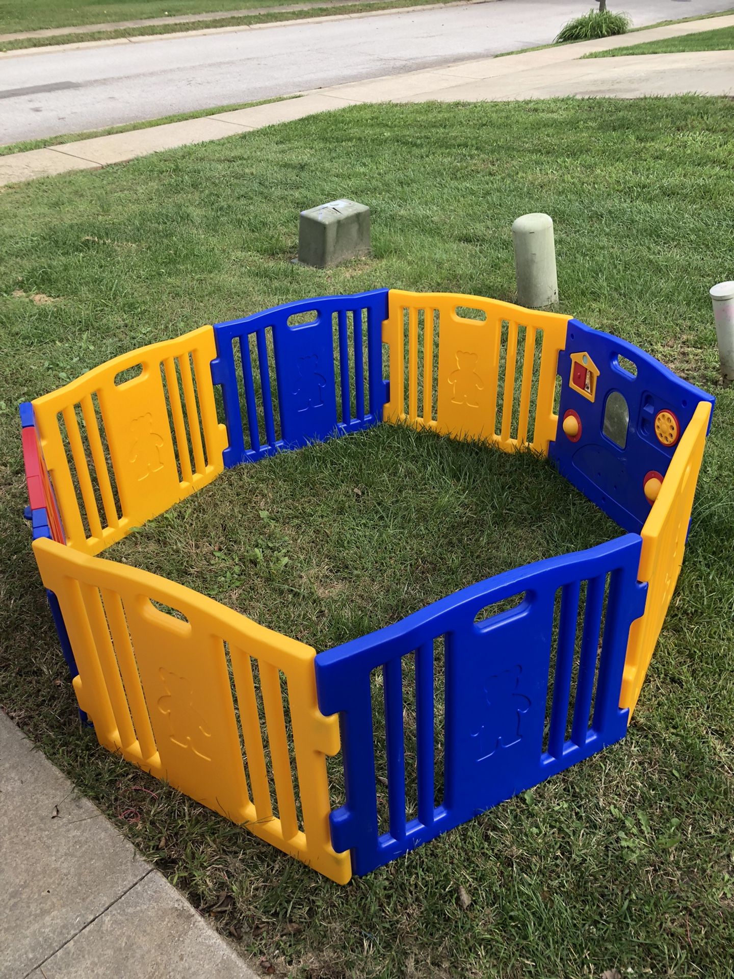 Children’s Playpen Indoor/ Outdoor Safety Gate That Locks