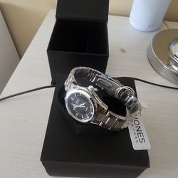 BRAND NEW WATCH FOR WOMEN STAINLESS STEEL SILVER STILL IN THE BOX FOR ANY INFORMATION TEXT ME ANY TIME PLEASE HABLO ESPAÑOL
