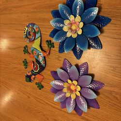 Gecko and two flowers. Wall decor, metal