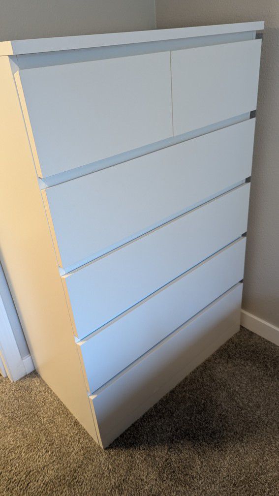 White Dresser/chest with 6 drawers