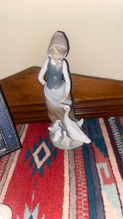 Retired Lladro Figurine Young Girl Feeding Geese 