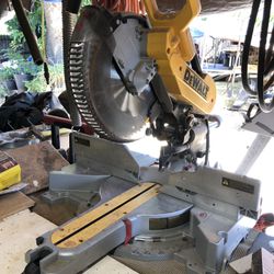 DeWalt 12 inch Double Bevel Sliding Compound Miter Saw DW718